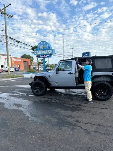 Classic 3D staff member attending to a customer's Jeep