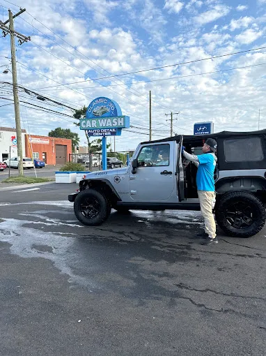 Classic 3D Car Wash team detailing a Jeep